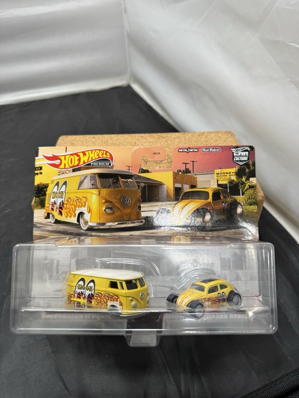 Hot Wheels Premium Car Culture MOONEYES VW T1 Panel Bus & Custom Beetle HBM01